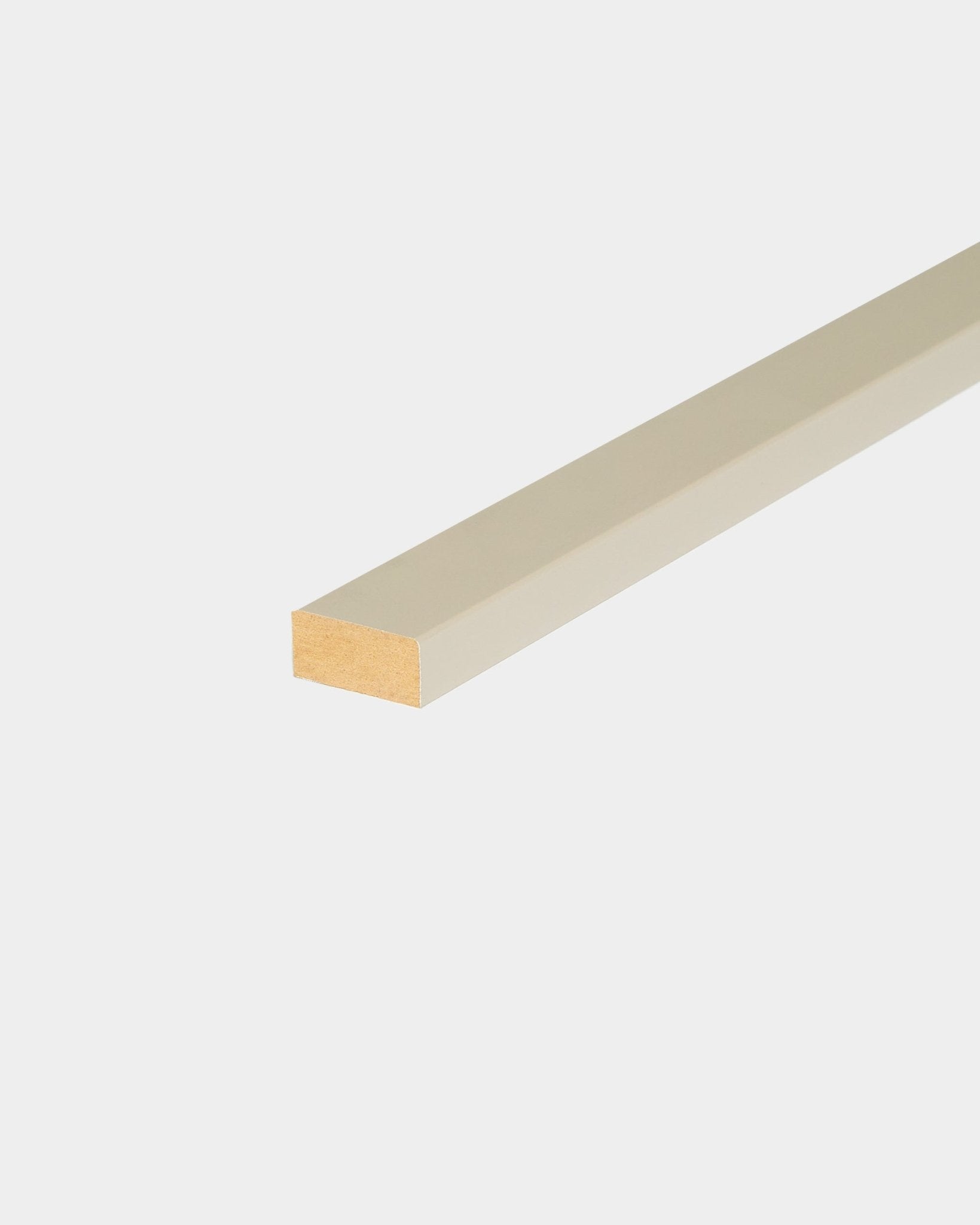 Listón WoodUpp Lamella/Stone de 240 cm para remate de cantos de Akupanel, con superficie lisa de beige y extremo visible, diseñado para instalaciones nórdicas de Panel acústico.